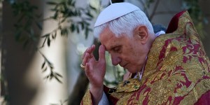 Aprender a rezar con Benedicto XVI: El ser humano está naturalmente inclinado a rezar