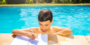 ¿Deben los niños hacer deberes en el tiempo de vacaciones?