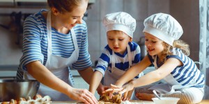 Tareas para hacer con los niños en la cocina para comer mejor