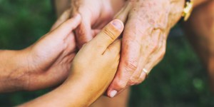 Papa Francisco: ¡Bendita la casa que cuida a un anciano!