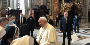 El Papa saluda a la hermana Gloria, tras 4 años secuestrada en Malí