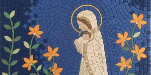 Perdió a su pequeño hijo y entregó su dolor a María, con mosaicos
