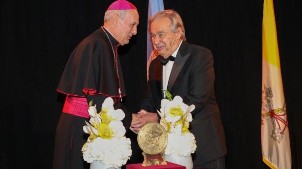 El arzobispo Gabriele Caccia entrega el premio "Path to peace" al secretario general de la ONU, António Guterres.
