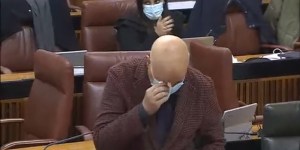 Un diputado da ánimos a su rival para enfrentar la enfermedad