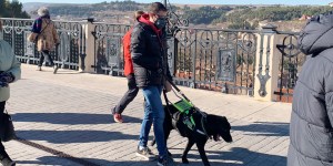 La increíble historia de Alberto, ciego y sin manos, y su perro guía