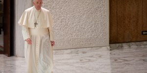 El Papa: Los ancianos solos y los jóvenes pegados al smartphone