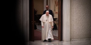 El Papa: ¡Nunca detrás de un coche fúnebre va un camión de mudanzas!