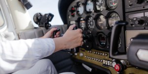 Piloteaba un avión con sus hijos y le pedía a Dios que lo tirara