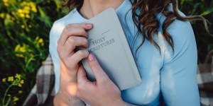4 maneras de entusiasmar a los adolescentes con la Biblia