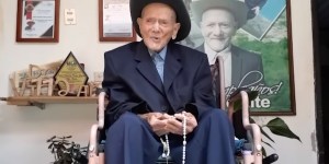 Con el rosario en mano, así se hizo viral el hombre más viejo del mundo