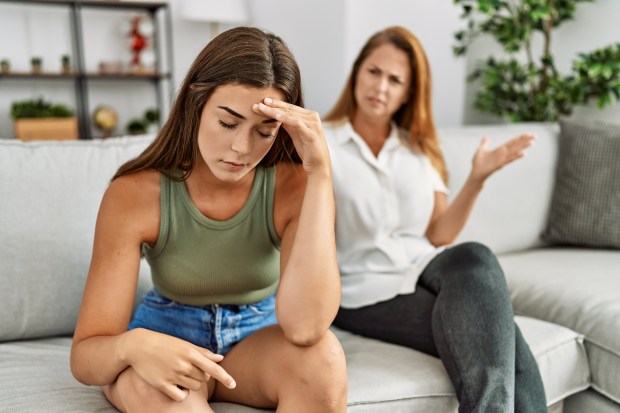 madre e hija discutiendo