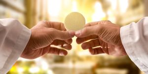 Todo lo que pasó para que Cristo se quedara en la Eucaristía