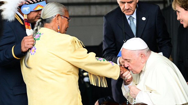 Pope-Francis-meets-members-of-an-indigenous-tribe-during-his-welcoming-ceremony-at-Edmonton-International-Airport-AFP