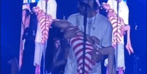 Un cantante toma en sus brazos a una niña enferma en pleno concierto