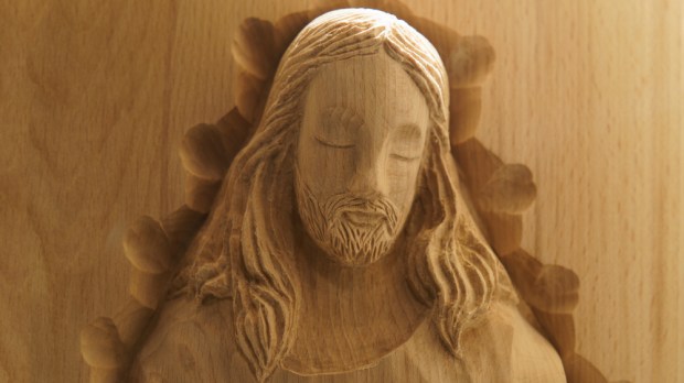drewniana płaskorzeźba Chrystusa