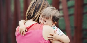 5 citas bíblicas para mamás que envían a sus hijos al colegio por primera vez