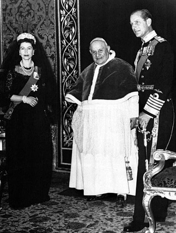 Britains-Queen-Elizabeth-II-with-Pope-John-XXIII