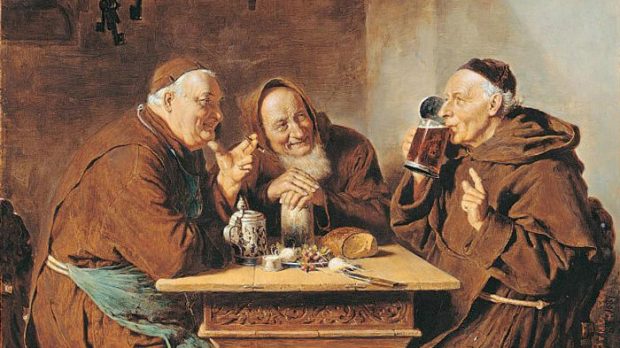 monjes bebiendo cerveza