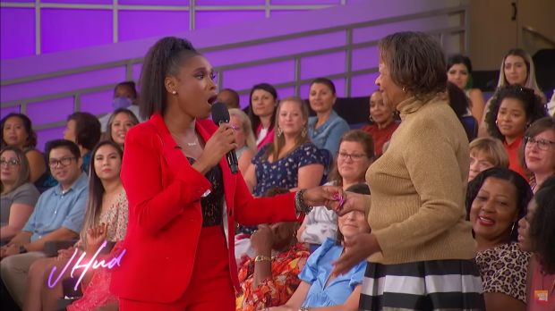 Jennifer Hudson sings to 82-year-old fan