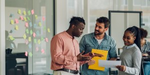 Cómo conseguir relaciones positivas con los compañeros de trabajo