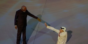 Morgan Freeman y un &#8216;youtuber&#8217; sin piernas dan una lección de vida en Qatar