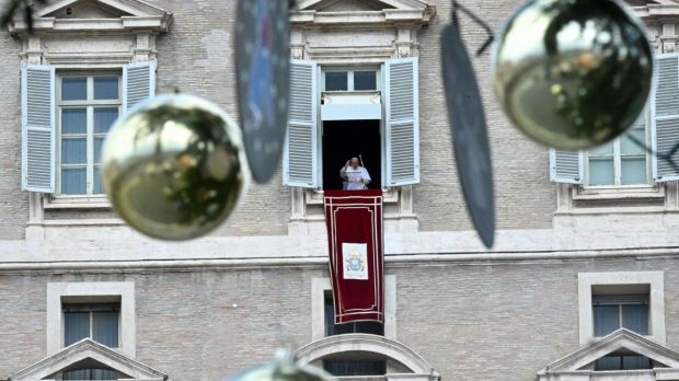 Papież Franciszek na tle choinki na placu św. Piotra w trakcie modlitwy Anioł Pański