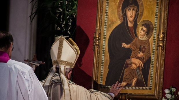 Pope-Francis-prays-in-front-of-the-image-of-the-Salus-Populi-Romani-Antoine-Mekary-ALETEIA