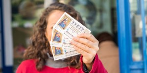 Un matrimonio pierde y recupera el mismo día 20 décimos de lotería y 400 euros