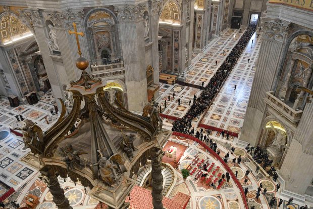 image-of-the-first-Italian-authorities-Basilica-Pope-Emeritus-Foto