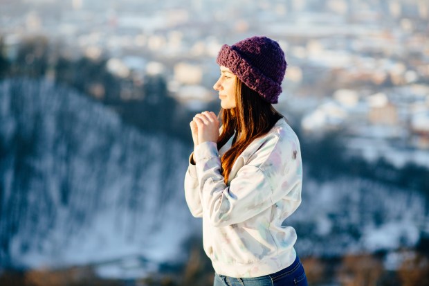 WINTER-WOMAN-PRAY-MOUNTAIN-shutterstock_579893440.jpg