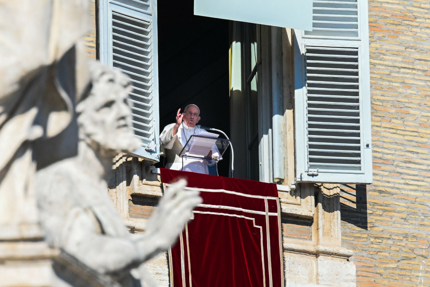 Papież Franciszek przed modlitwą Anioł Pański w Watykanie