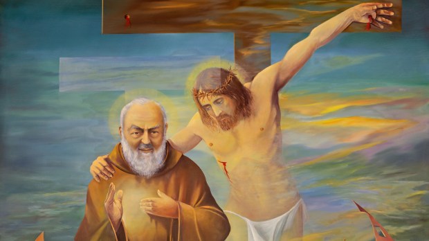 Cristo abraza a Padre Pío