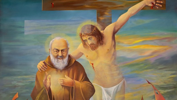 Cristo abraza a Padre Pío