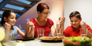 Individuales para enseñar a los niños a bendecir la mesa (Manualidad)