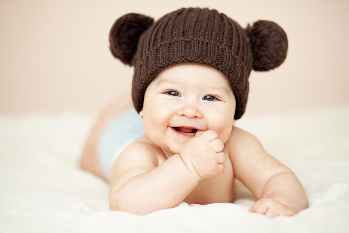 Bebê de touca sorrindo
