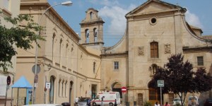 Un anónimo deja un maletín con 64.000 euros frente a un hospital