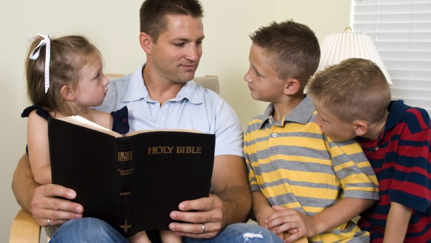 padre lee la biblia