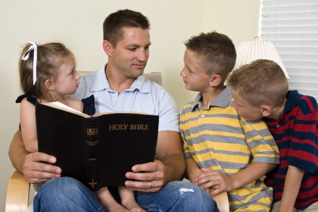 padre lee la biblia