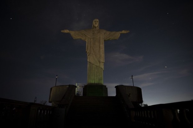 Cristo Redentor apagado em protesto contra o racismo