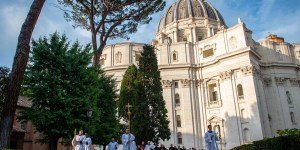 La «entrada secreta» para los que quieren rezar en la basílica de San Pedro
