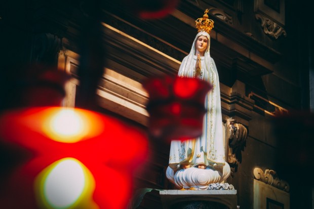 Figura Matki Bożej Fatimskiej we wnętrzu kościoła
