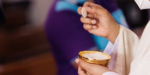 ¿Puedo comulgar si no voy a misa habitualmente?