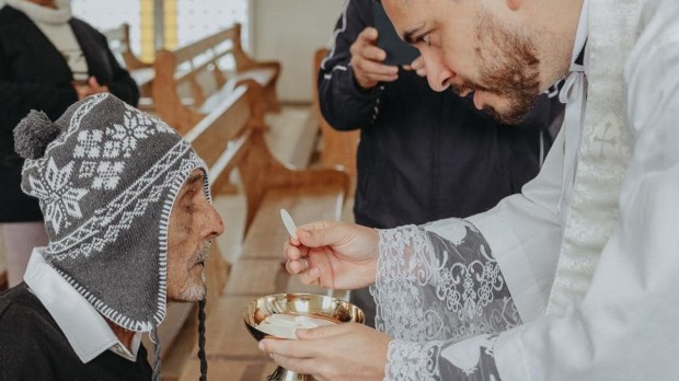 Sr José de 104 años recibió los sacramentos del bautismo, primera comunión y confirmación Brasil