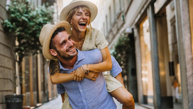 Pareja joven novios