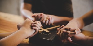 La oración de intercesión, una forma de amar al prójimo 