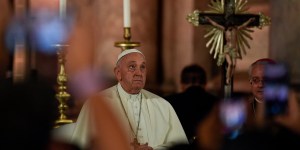 El Papa Francisco se reúne en Lisboa con 13 víctimas de abusos