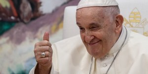 El Papa se reunió con jóvenes de Turquía: «reconstruir incluso la vida»