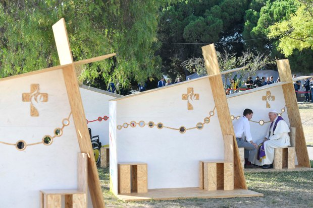Pope-Francis-hears-confession-from-a-participant-in-the-World-Youth-Day