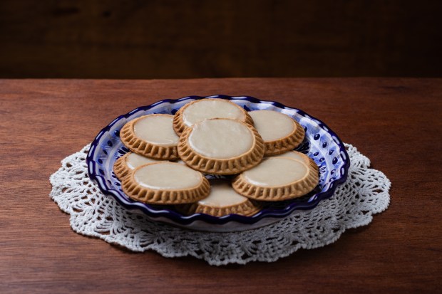 Galletas Tortitas de Santa Clara sobre un plato de estilo Talavera de Puebla, México