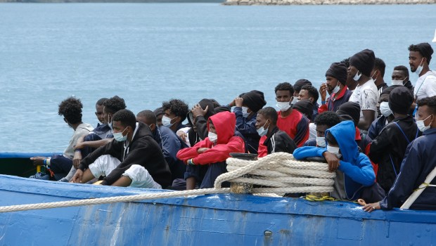 migrantes en Pozzallo, provincia de Ragusa, Italia, migración